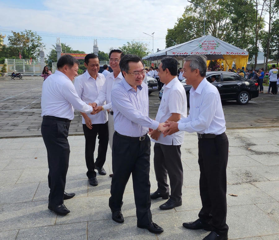 Bộ trưởng Bộ Xây dựng Nguyễn Thanh Nghị tham dự Ngày hội Đại đoàn kết toàn dân tộc của khu dân cư khu phố Đông Bình, thị trấn Tân Hiệp, tỉnh Kiên Giang.