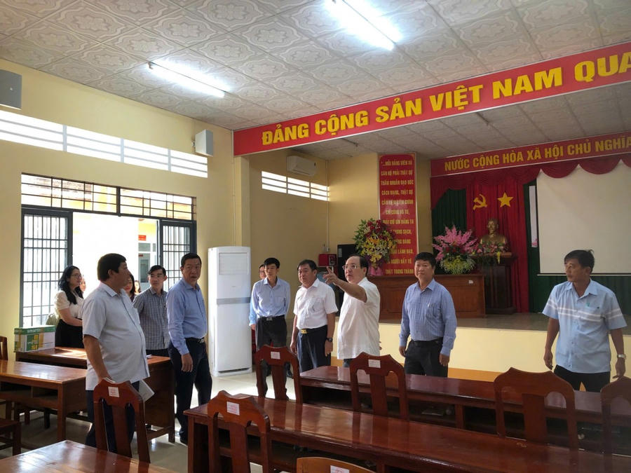 Ông Nguyễn Thanh Phong – Phó Chủ tịch UBND tỉnh Kiên Giang khảo sát thực địa trụ sở làm việc mới của các xã sau sáp nhập