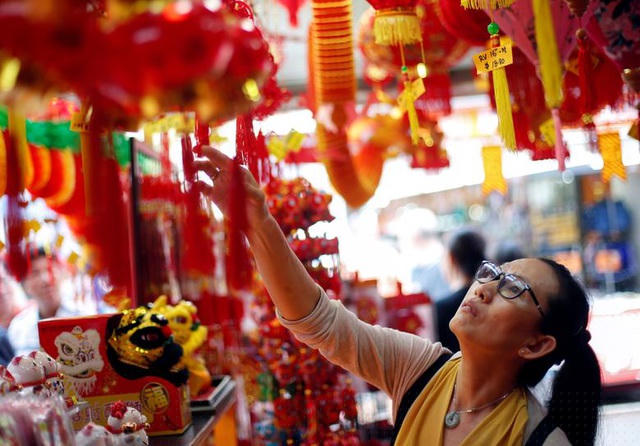 Không khí mua sắm Tết ở Singapore.