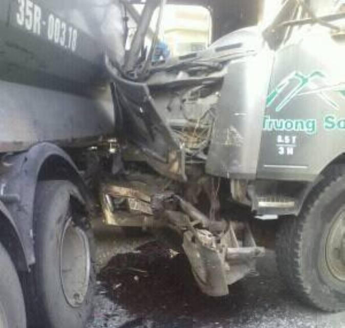 Xe tải bị nát bét gần như toàn bộ phần đầu
