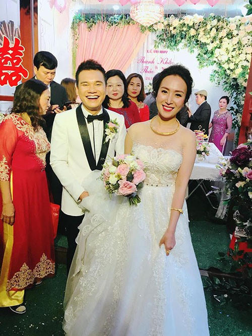 MC Thành Trung chia sẻ ảnh đám cưới của ca sĩ Khắc Việt. Anh viết hài hước: "Vậy là em tôi đã lên đường “nhập ngũ". Dậy từ 5h sáng để đi đón dâu cùng ông em và bây giờ đưa nhau về Yên Bái nào".