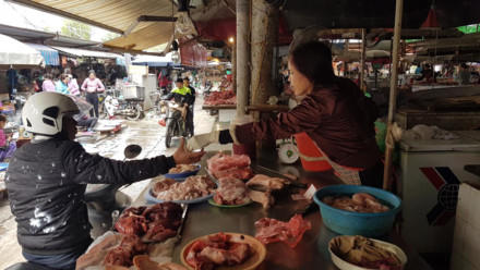 Giá thịt lợn bán trên thị trường đã tăng nhẹ 3000-4000 đồng. Ảnh: Kh.V