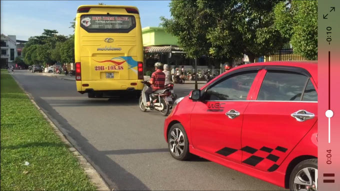 Chiếc xe này đang chuẩn bị "núp" vào con đường nhỏ đón khách. (Ảnh chụp từ clip)