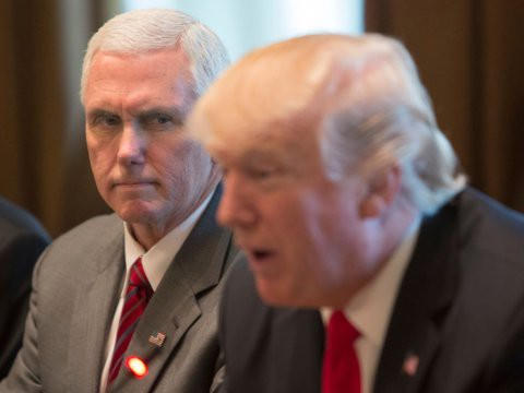 Phó Tổng thống Mỹ Mike Pence (trái) và Tổng thống Donald Trump (Ảnh: Getty)