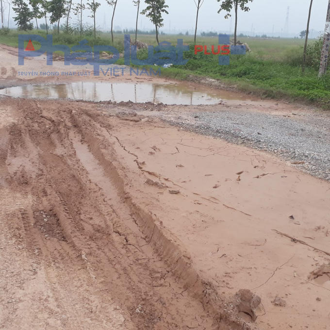 Đường nhựa như đường đất.