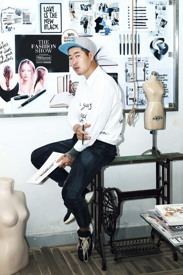 Với Võ Công Khanh là những ấn tượng từ sách, bộ sưu tập “The book’s story” chứa đựng muôn vàn câu chuyện sinh động làm mê hoặc mọi ánh nhìn.