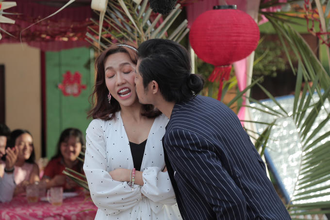 Diệu Nhi ngớ người khi được Hồ Vĩnh Anh h&ocirc;n