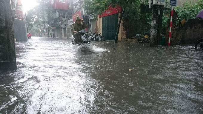 Hà Nội: Mưa lớn nhiều tuyến phố chìm trong biển nước