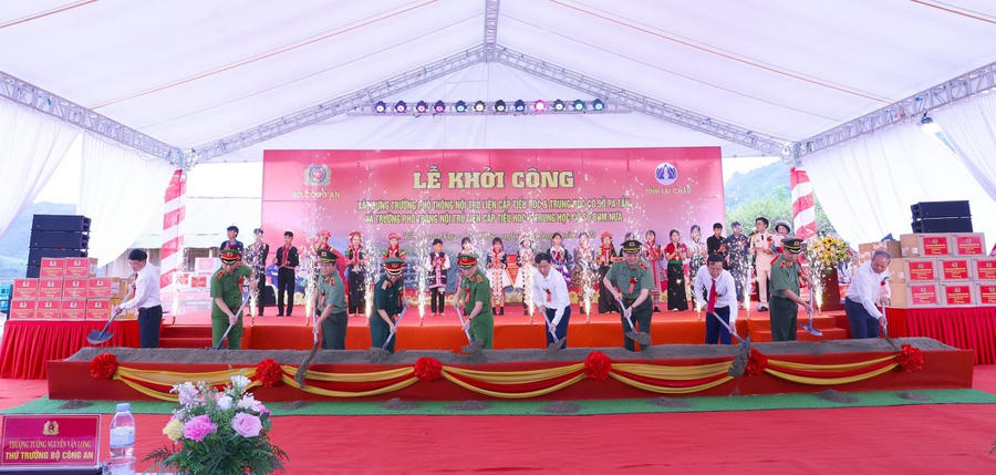 Lễ khởi công xây dựng Trường phổ thông nội trú liên cấp Tiểu học & THCS Pa Tần và Bum Nưa. (Ảnh: BCA)