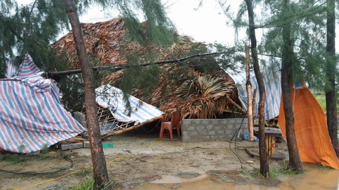 Quán xá tại thôn Hòa Bình, xã Thịnh Lộc, Lộc Hà bị gió xô đổ trong đêm.