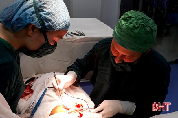 Các bác sỹ tiến hành mổ lấy dị vật