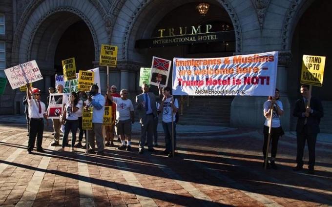 Biểu tình bên ngoài khách sạn. (Ảnh: AFP)