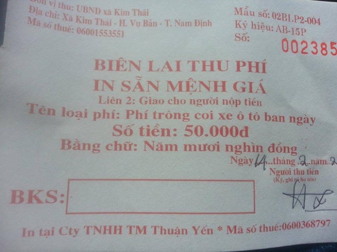 Nhiều lái xe bức xúc trước sự việc mua vé nhưng bãi đỗ xe thì không có.
