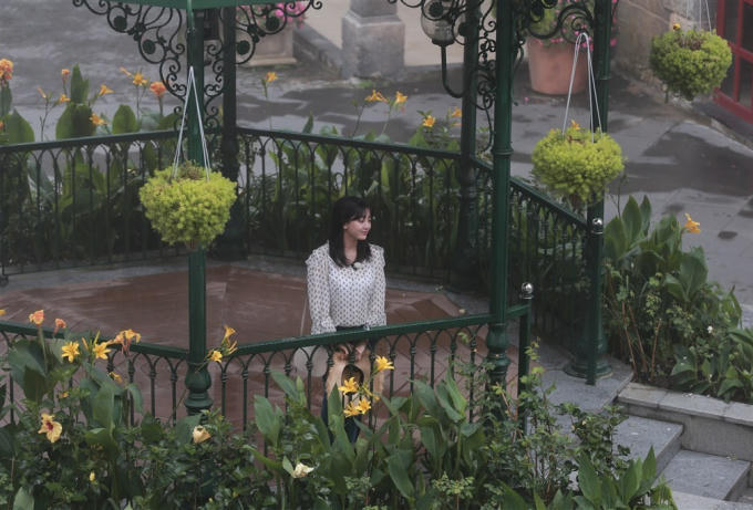 Trưởng nhóm Jihyo mơ màng đắm chìm trong không gian tràn ngập sắc hoa tại Sun World Ba Na Hills.