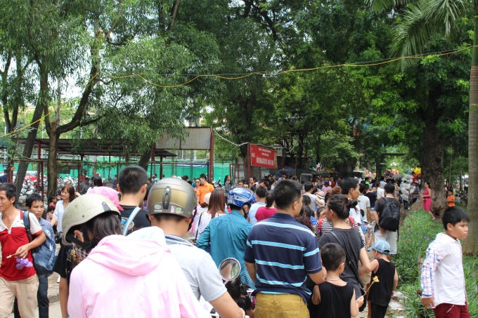 Dòng người "chôn chân" ngay từ cổng ra vào công viên Thủ Lệ.