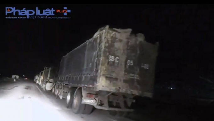 Thành thùng cơi nới cao ngất ngưởng chở gấp mấy lần tải trọng (Ảnh: Tiến Vũ)