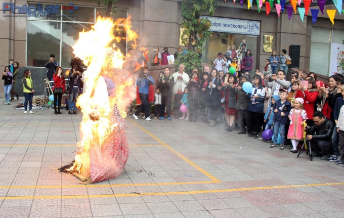 Hoả thiêu người nộm mang điều xấu đi và mang điều tốt đến cho mọi người. (Ảnh: Đức Biên)