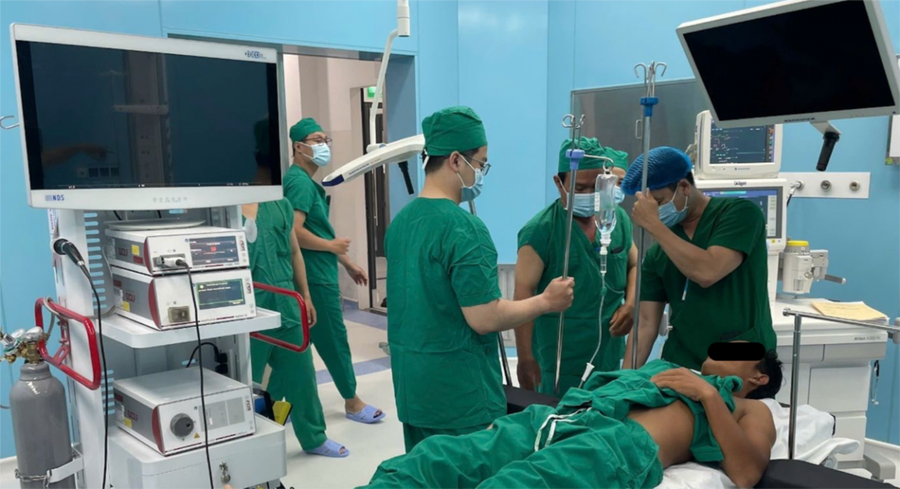 Ê-kíp bác sĩ phẫu thuật và gây mê của Bệnh viện Bình Dân cùng các y, bác sĩ của Trung tâm y tế Quân dân Y Côn đảo chuẩn bị cho ca phẫu thuật nội soi đầu tiên tại Côn đảo. (Ảnh: Sở Y tế TP HCM)