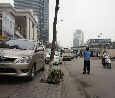 Các phương tiện đỗ lẫn chiểm vỉa hè trước cửa Nhà hàng Queen Bee.