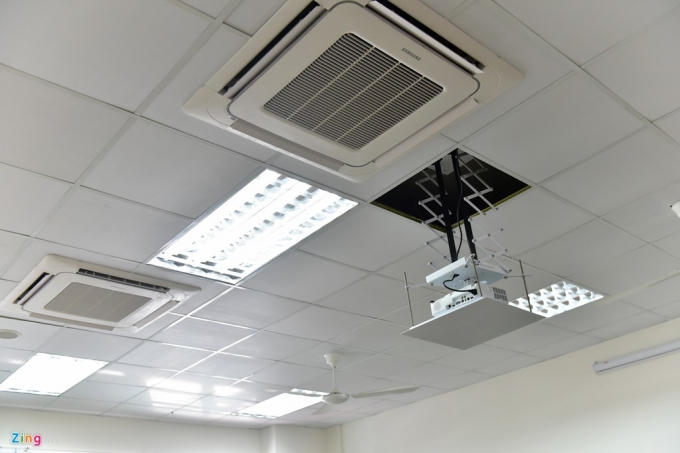 Mỗi lớp đều được trang bị hai điều hoà, một máy chiếu và bốn chiếc quạt.