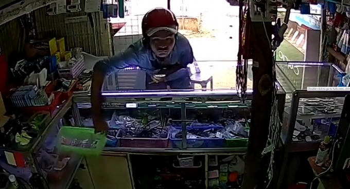 Lợi dụng chủ quán không có mặt, nam thanh niên nhanh chóng với lấy rổ thẻ cào.