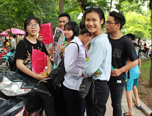 Nhóm thí sinh trường THPT Hoàng Cầu vui vẻ sau khi hoàn thành bài thi trong 2/3 thời gian.