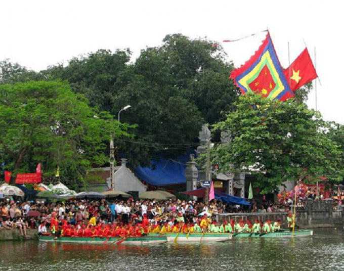 Trò chơi đua thuyền luôn thu hút đông đảo người dân tham gia hưởng ứng và cổ vũ.