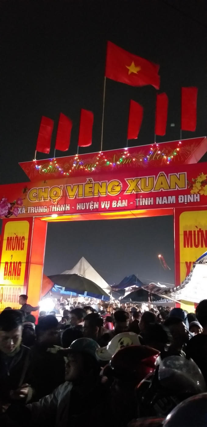 Dòng người nhích từng bước về với chợ Viềng