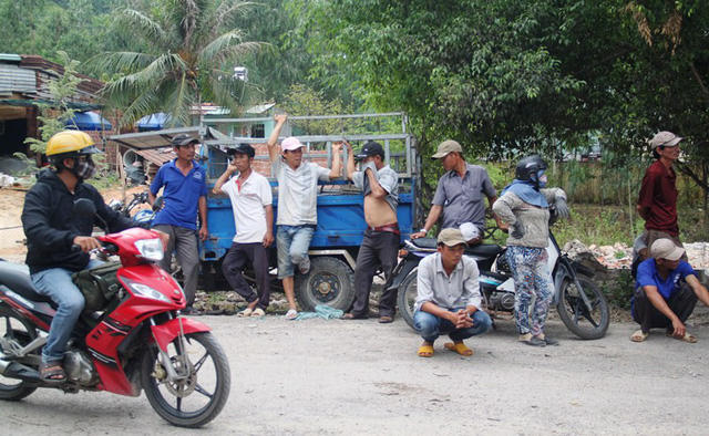 Người dân bức xúc chặn xe, còn cánh tài xế thì khốn đốn vì xe đứng bánh nhiều giờ đồng hồ.