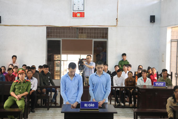 Hai bị cáo tại phiên tòa.