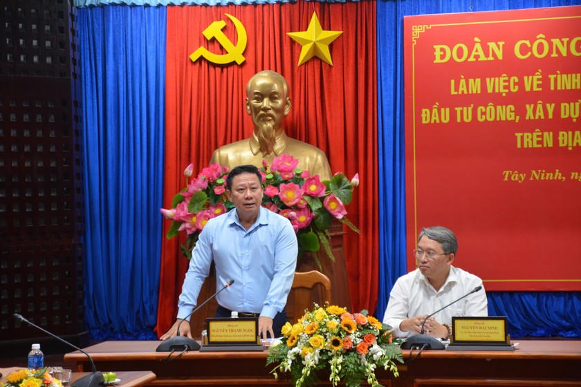 Chủ tịch UBND tỉnh Tây Ninh Nguyễn Thanh Ngọc báo cáo tình hình kinh tế - xã hội tỉnh với đoàn công tác Chính phủ.