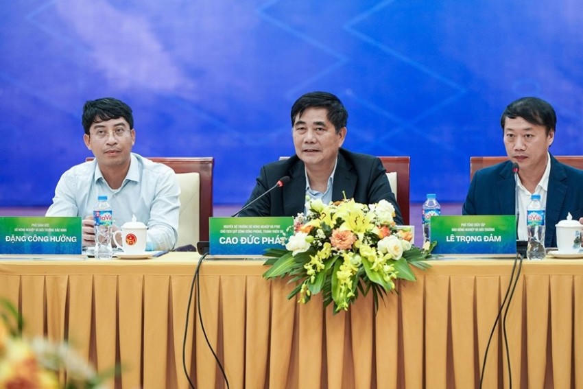 TS Cao Đức Phát (giữa) và các đồng chủ trì diễn đàn.