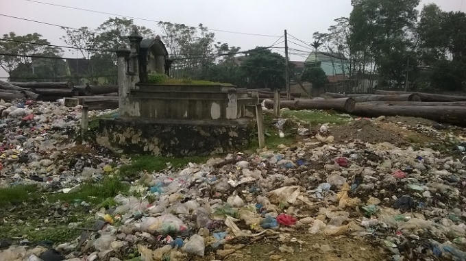 Một ngôi mộ tổ cũng bị rác xâm hại (ảnh Duy Ngợi).