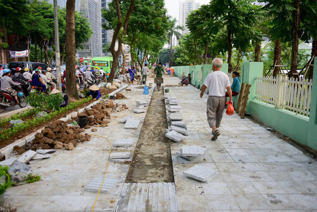 Nhiều đoạn vỉa hè xung quanh công viên đang được lát đá hoàn thiện.