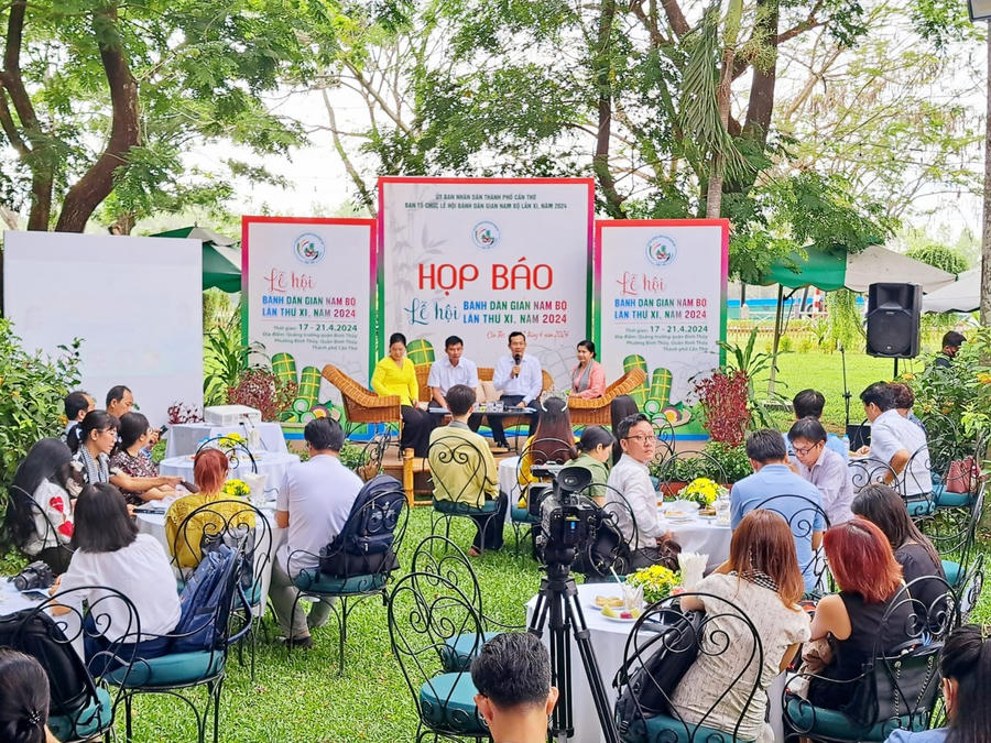 Toàn cảnh họp báo.