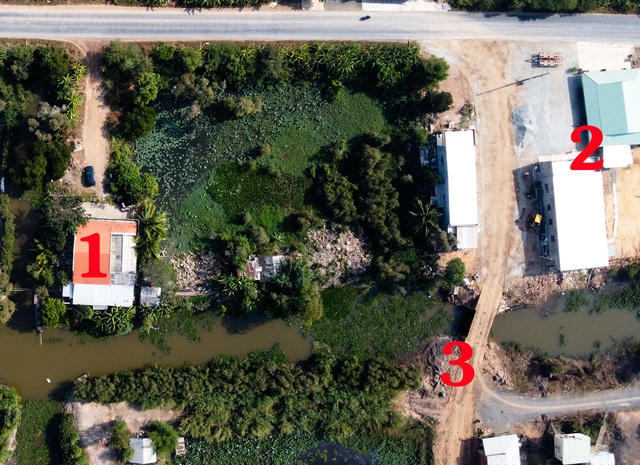 Vị trí 1: Nhà bà Đẹp. Vị trí 2: Khu nhà xưởng của bà Hiếu. Vị trí 3: Cầu dẫn vào khu đất của bà Đẹp và bà Hiếu.