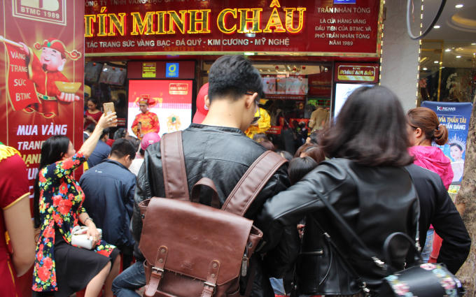 Do trùng với lễ Valentine nên có không ít cặp đôi đi mua vàng hay các đồ trang sức.