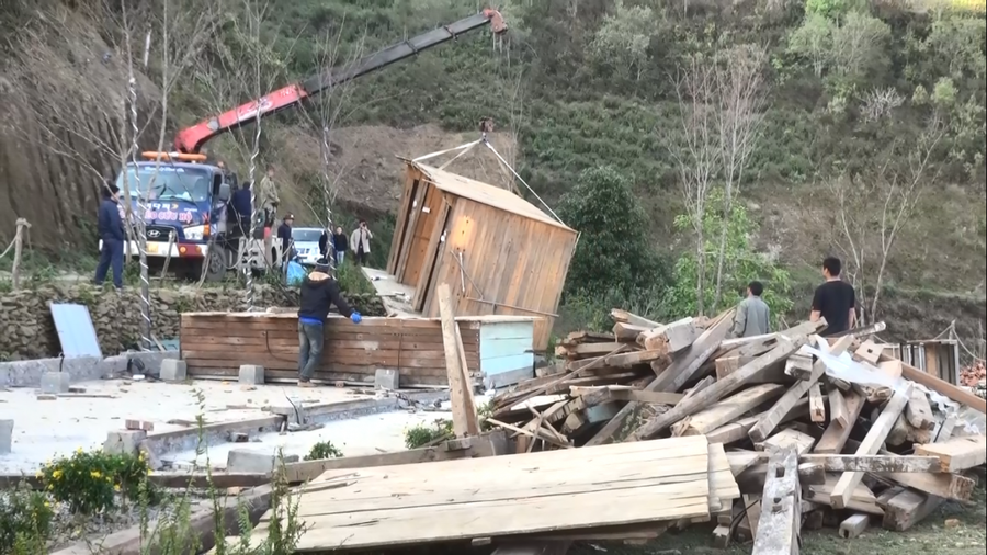 Xã Phiêng Ban tháo dỡ một công trình trả lại hiện trạng ban đầu. Ảnh Hạng Chờ La