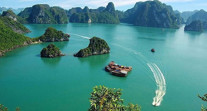 Vịnh Bái Tử Long vốn được mệnh danh là "chị em song sinh" với vịnh Hạ Long.