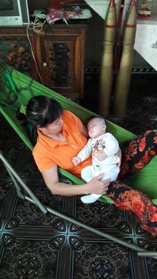 Cháu bé nằm ngủ ngon trên tay chị Bích.