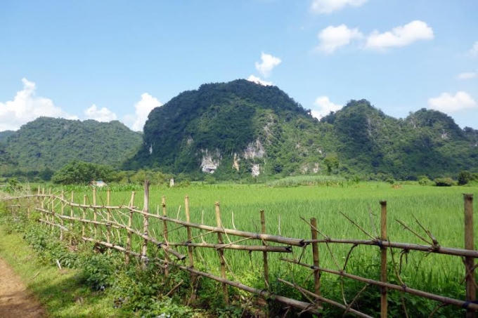 Bản Duồng là những cánh đồng và các dãy núi ẩn chứa các loại đá quý hiếm.