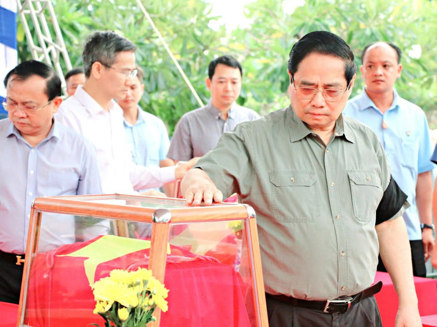 Thủ tướng Phạm Minh Chính cùng đoàn công tác dự lễ viếng, lễ truy điệu và an táng hài cốt liệt sĩ tại Nghĩa trang liệt sĩ Dốc Bà Đắc (Ảnh: Khánh Thùy)