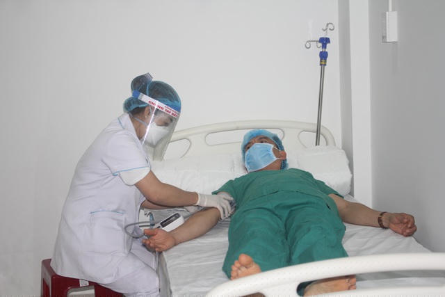 Trước khi tiêm vắc xin, các nhân viên y tế đều được kiểm tra sức khỏe kỹ lưỡng.