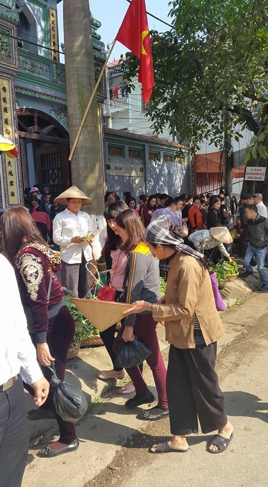 Đây là hình ảnh bà cụ khỏe mạnh ngả nón xin tiền trước cổng đền Mẫu Đồng Đăng. (ảnh: Minh Long).