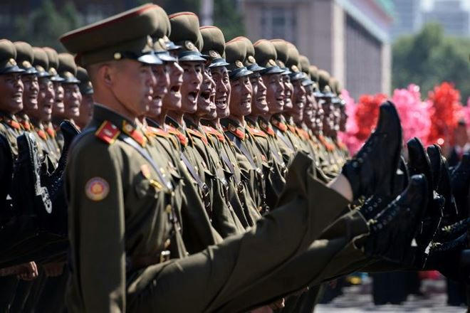 Binh lính Triều Tiên diễu hành tại Quảng trường Kim Nhật Thành