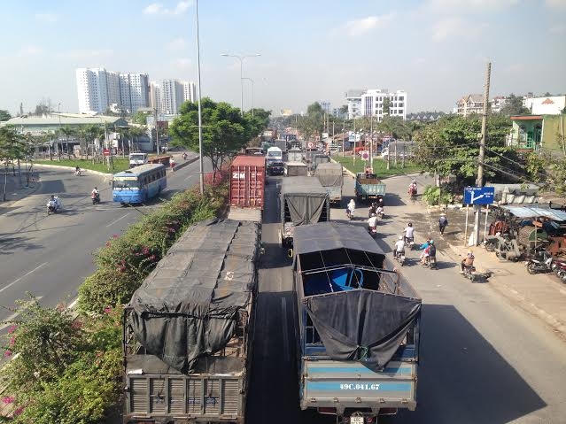 Vụ tai nạn trên đã khiến giao thông qua khu vực trên ùn tắc nghiêm trọng trên cả 2 chiều.