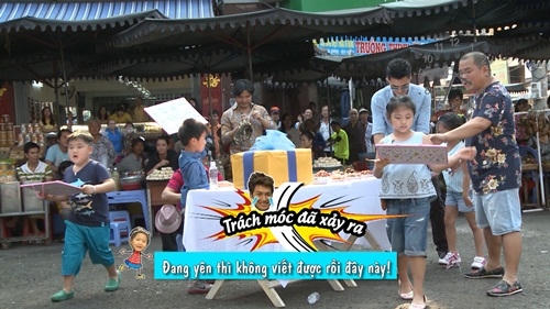 Nhờ sự giúp đỡ của những người dân hiền hậu mà các cặp bố con đã hoàn thành xong nhiệm vụ. 4 bé được nhận một phần quà bất ngờ .