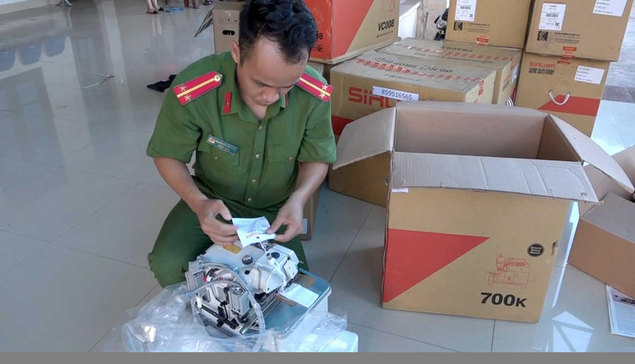 Máy may công nghiệp, một trong những số hàng không có hóa đơn chứng từ hợp pháp.