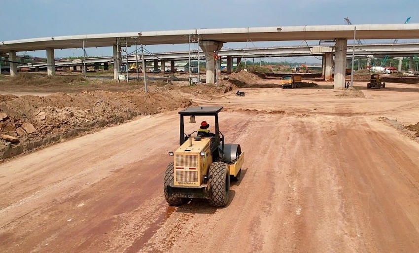 Công nhân thi công dự án thành phần 2 cao tốc Biên Hòa - Vũng Tàu.