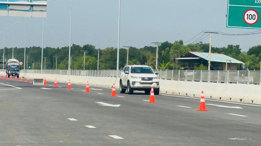 Thông xe hai đoạn tuyến thuộc cao tốc Bến Lức - Long Thành sẽ giúp giảm áp lực giao thông trên các tuyến đường trọng điểm.